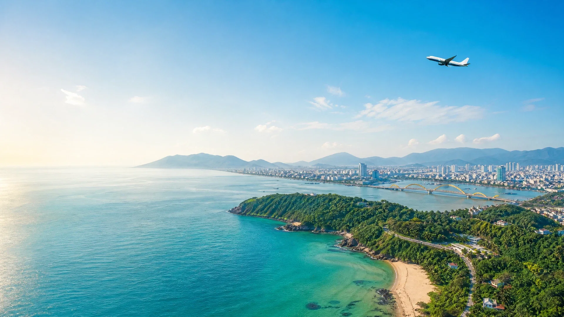 Cảnh biển và cầu Rồng Đà Nẵng cùng máy bay thương mại ở xa
